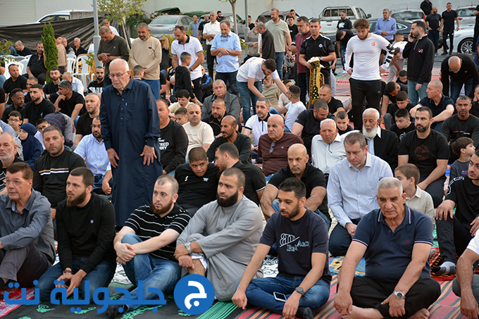 اهالي جلجولية يؤدون صلاة عيد الاضحى في ساحة مسجد الروضة في جلجولية 